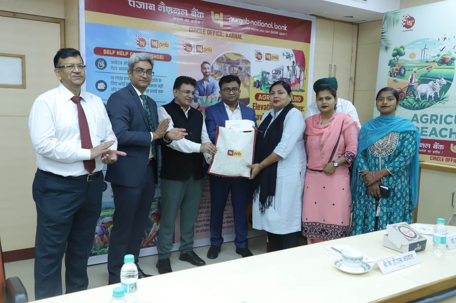 महिला को जूट का बैग देते बागवानी महाविद्यालय के कुलपति डाॅ सुरेश मल्होत्रा । स्वयं