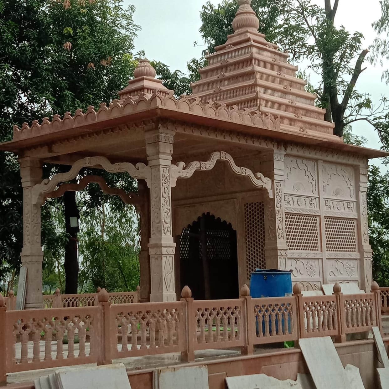 Ravindra Jain's family performed the consecration ceremony of the idols.