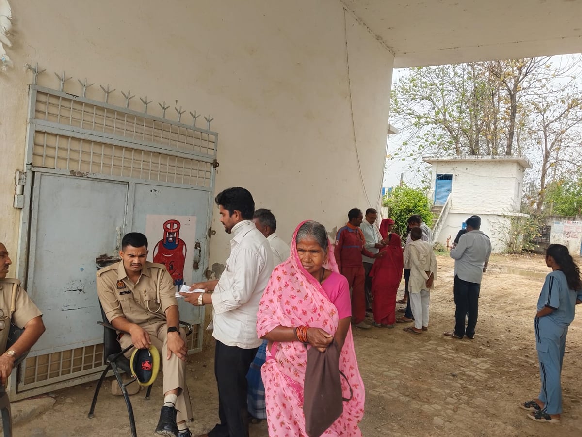 Sant Kabir Nagar News: 800 पहुंचा सिलिंडर...डेढ़ हजार भीड़, बुलानी पड़ी पुलिस
