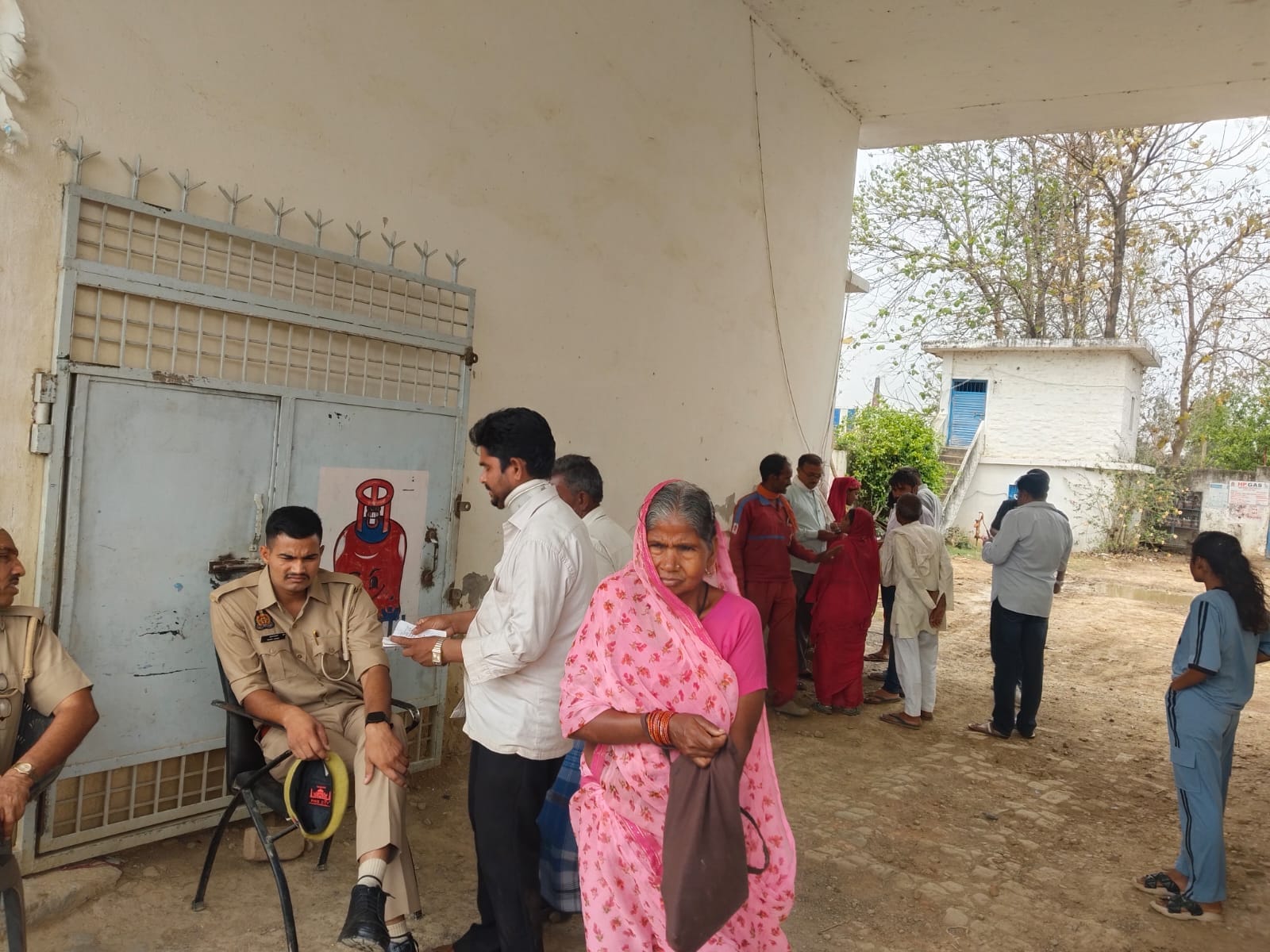 मेंहदावल में पुलिस की मौजूदगी में बंट रहा सिलिंडर। संवाद