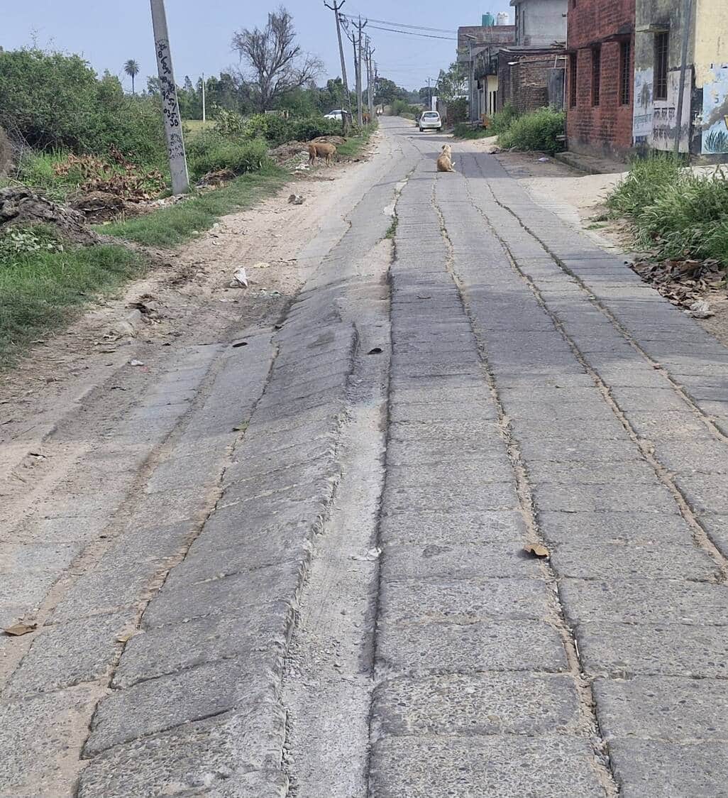 Blocks collapsed on Dhanauri Kalavad Road, causing problems for drivers.