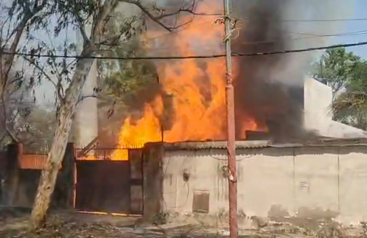 Fire breaks out in a closed warehouse, chemicals worth lakhs burnt