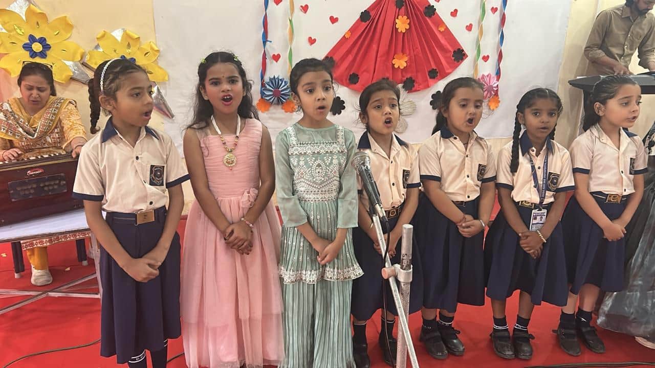 मदर्स के उपलक्ष में आयोजित कार्याक्रम में गीत गाती छात्राएं। संस्थान