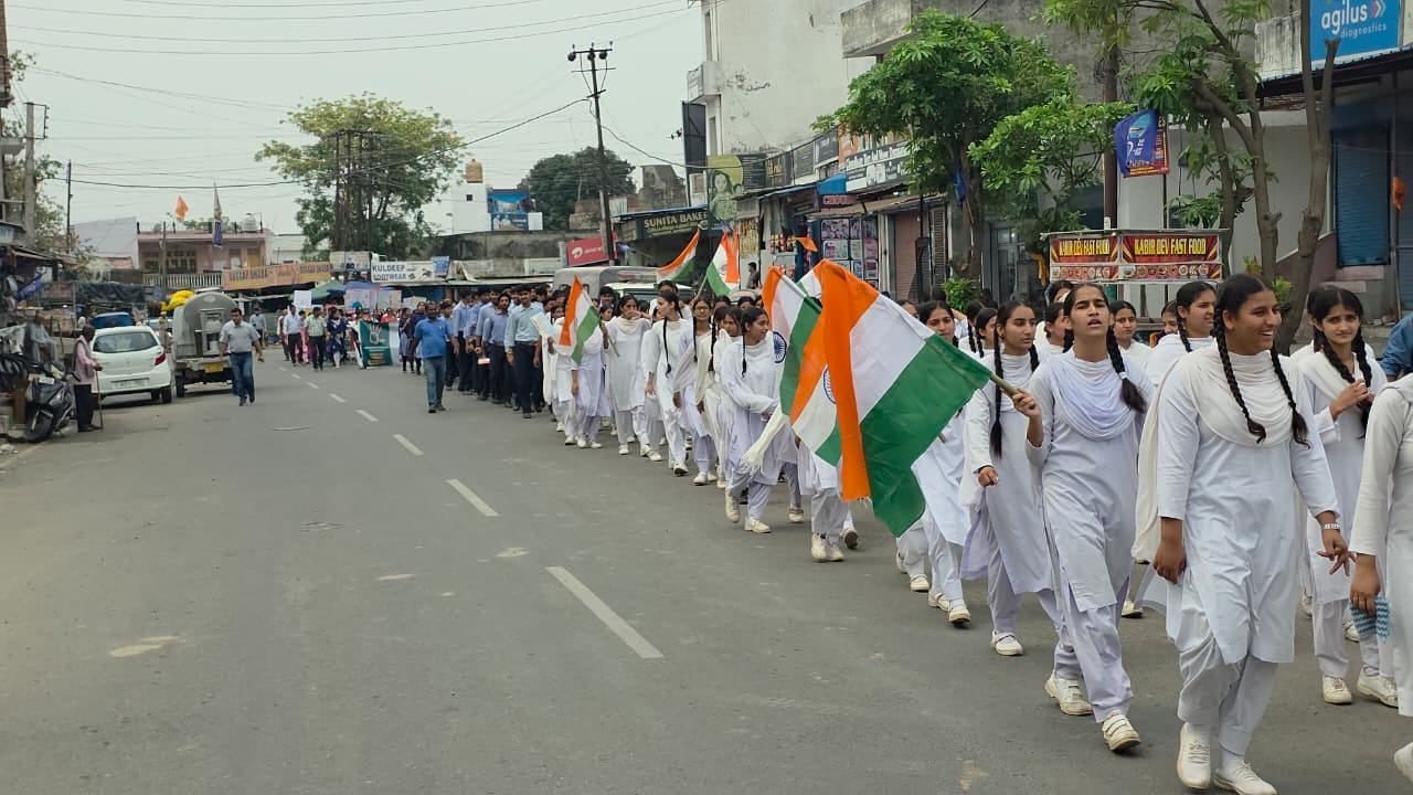 मढ़ीन में नशे के खिलाफ निकाली गई पदयात्रा में शामिल स्कूली बच्चे