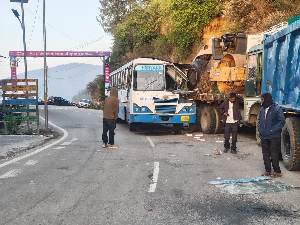 Haryana bus collides with a trailer parked on the highway in Narkanda
