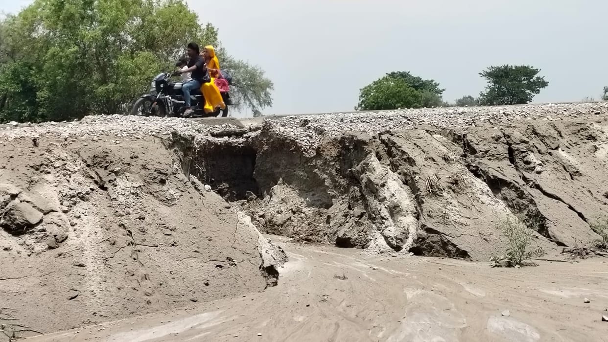 The soil of the Greenfield Expressway was washed away in many places due to rain.