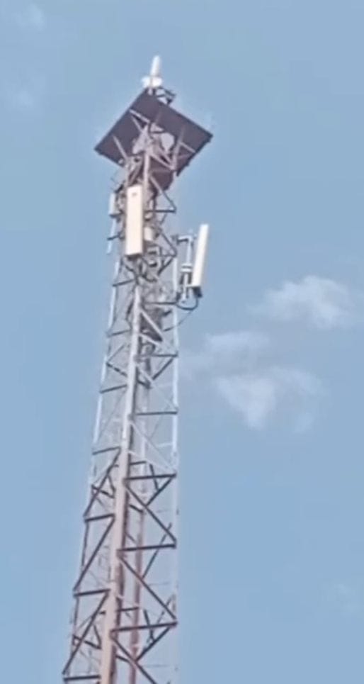 A dispute at home led the young man to climb a tower, and the drama lasted for an hour.