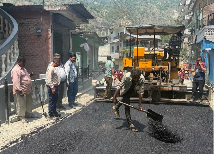 The highway from Ghiyagi to Banjar will remain closed for four hours