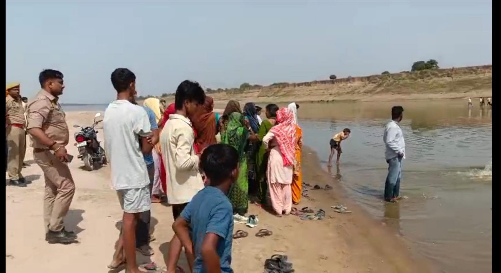 पभोषा घाट पर यमुना नदी में डूबे युवक के शव की तलाश करती पुलिस। स्रोत: सोशल मीडिया
