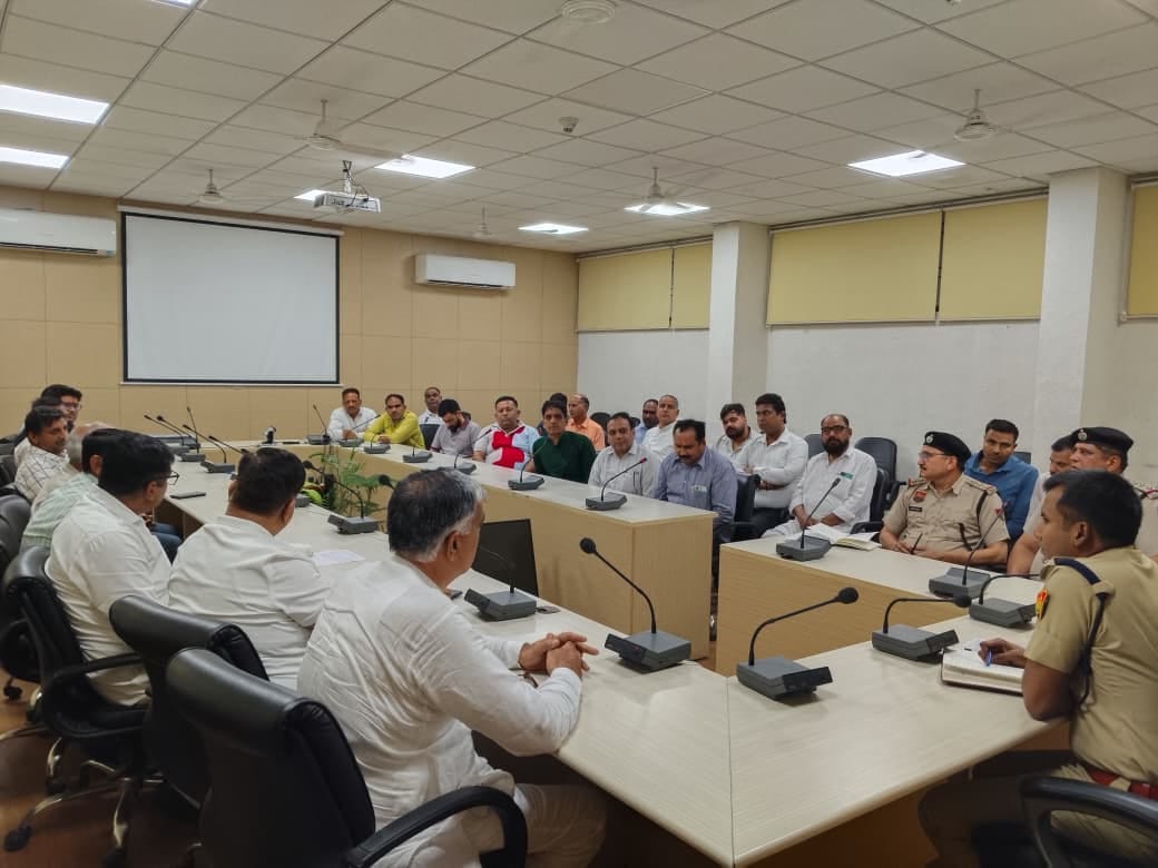 SP held a meeting with petrol pump operators and jewelers to control crime and strengthen security