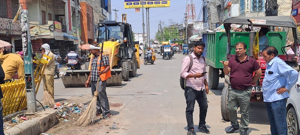 The secretary took charge amid the strike and personally cleaned the market.