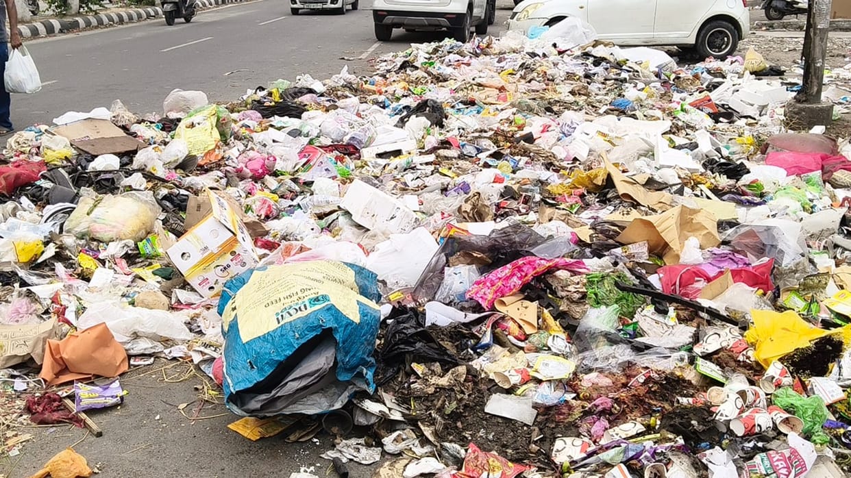 Garbage Piles Up Due to Strike; Agitation Extended Until the 11th