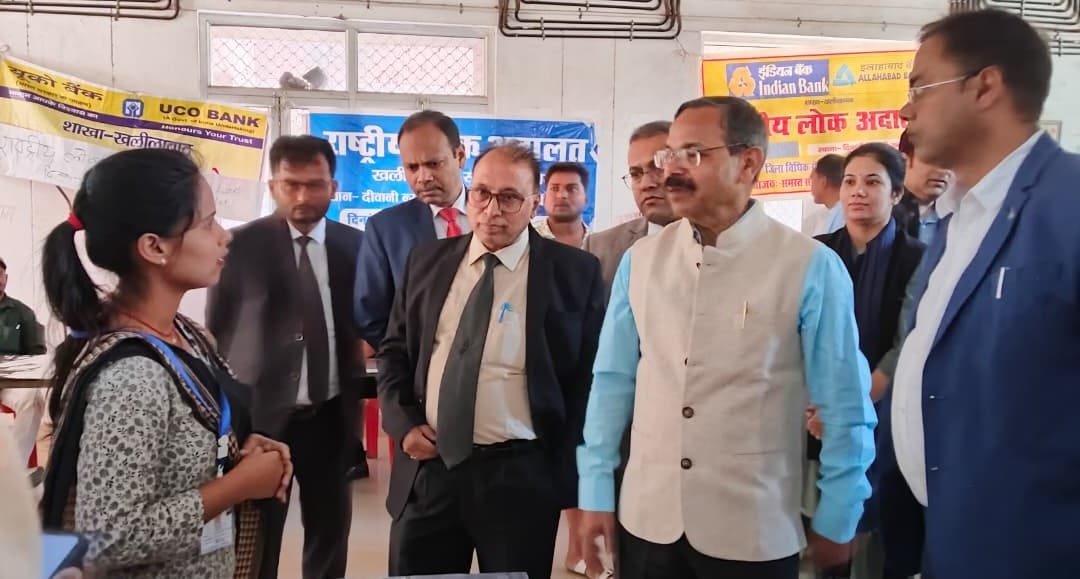 राष्ट्रीय लोक अदालत के बारे में जानकारी लेते जनपद न्यायाधीश रणधीर सिंह। स्रोत- सूचना विभाग
