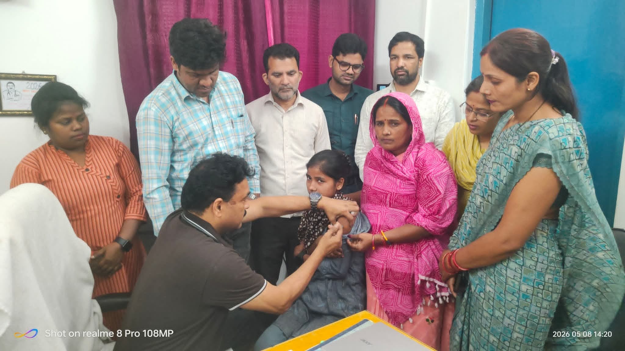 सीएचसी सेमरियावां में एचपीवी टीकाकरण करते सीएचसी सेमरियावां अधीक्षक डा सुरेश चंद्र। संवाद