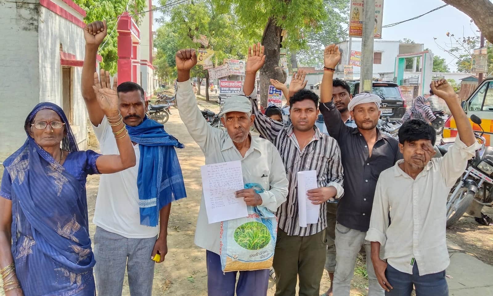 स्मार्ट मीटर में गड़बड़ी को लेकर सब स्टेशन रेडहा पर प्रदर्शन करते उपभोक्ता। संवाद