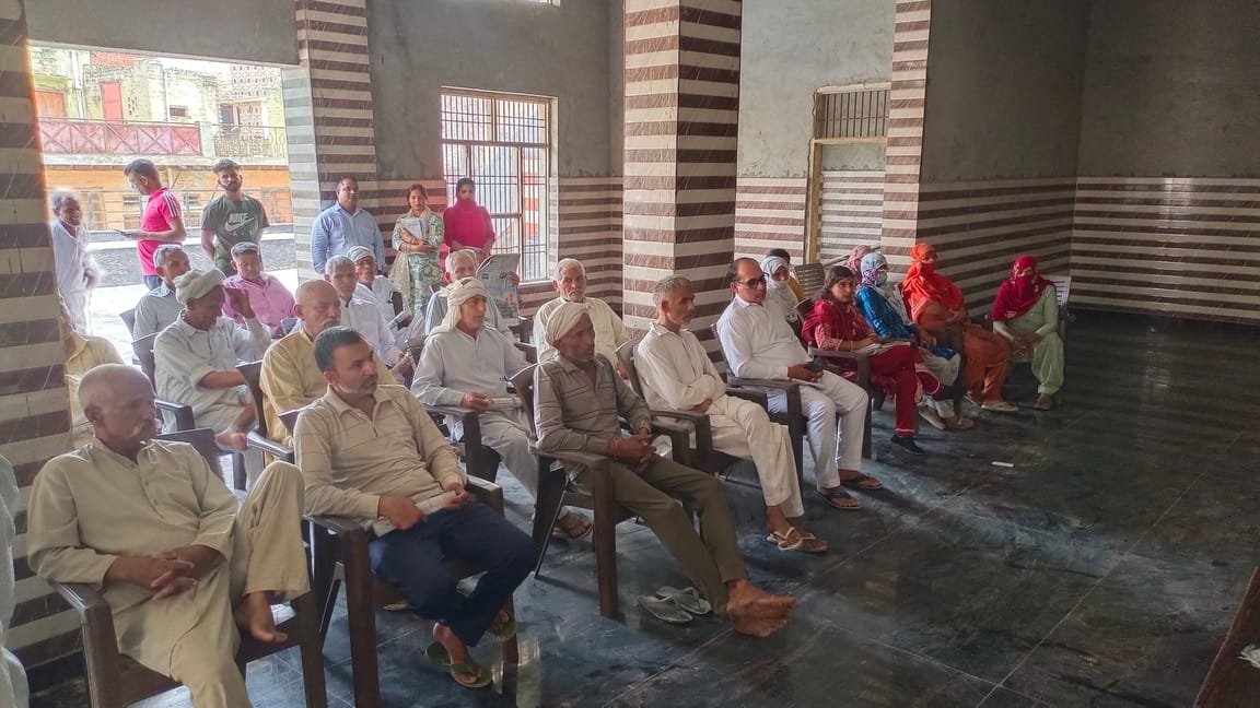 The problems of the villagers were raised in the Chaupal of Khanpur, the issue of animal vaccination and contaminated water was raised.