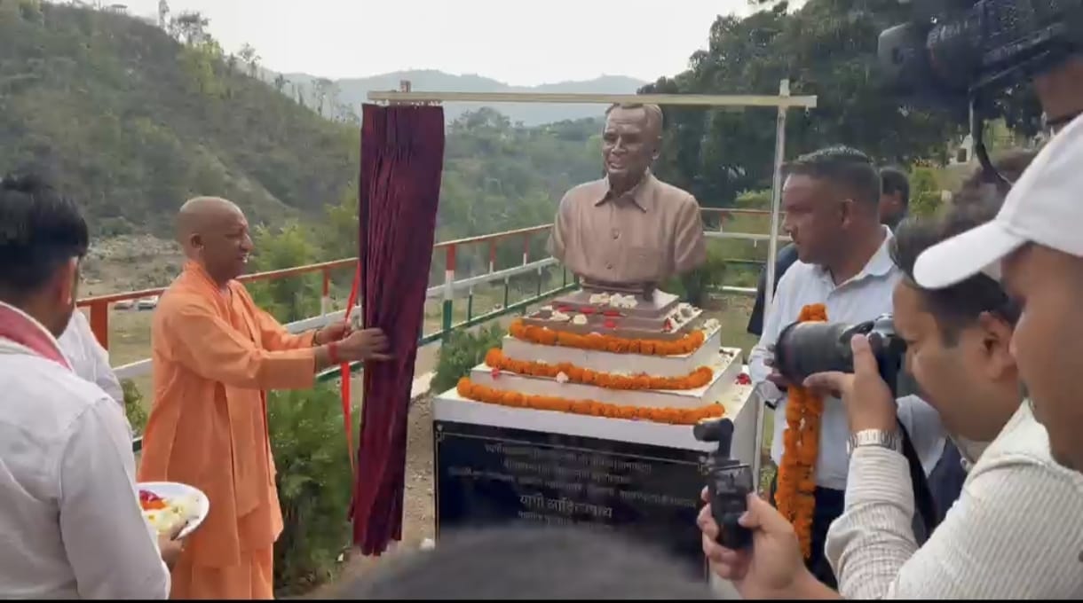 स्वर्गीय पिता आनंद सिंह बिष्ट की मूर्ति का अनावरण करते यूपी के सीएम योगी आदित्यनाथ: संवाद