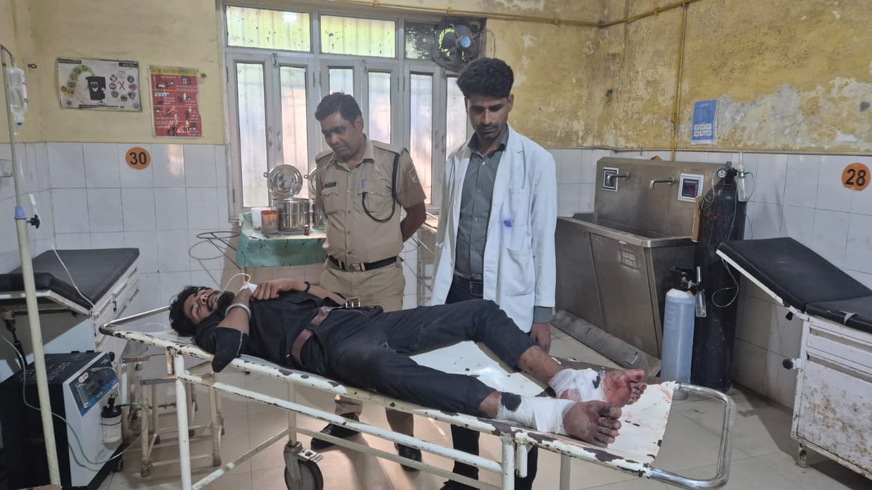 Both legs of a young man traveling sitting on the footboard of Gomti Express injured