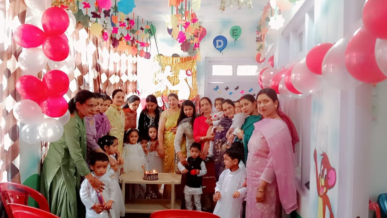 The children's performances on Mother's Day at Shining Star Play School won everyone's hearts.