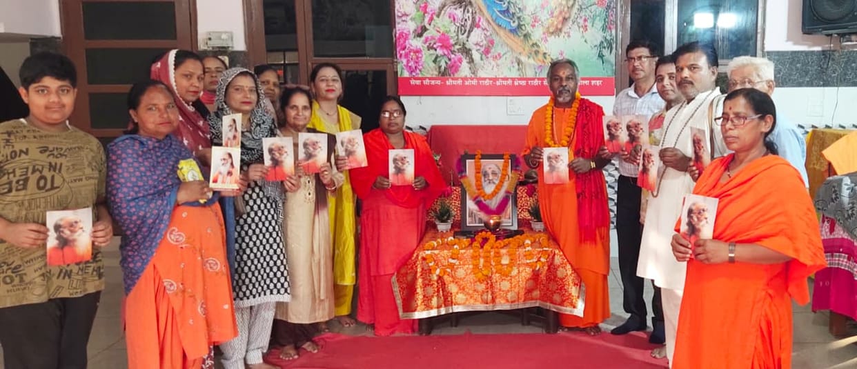 Guru Poojan organised on the birth anniversary of Swami Chinmayananda