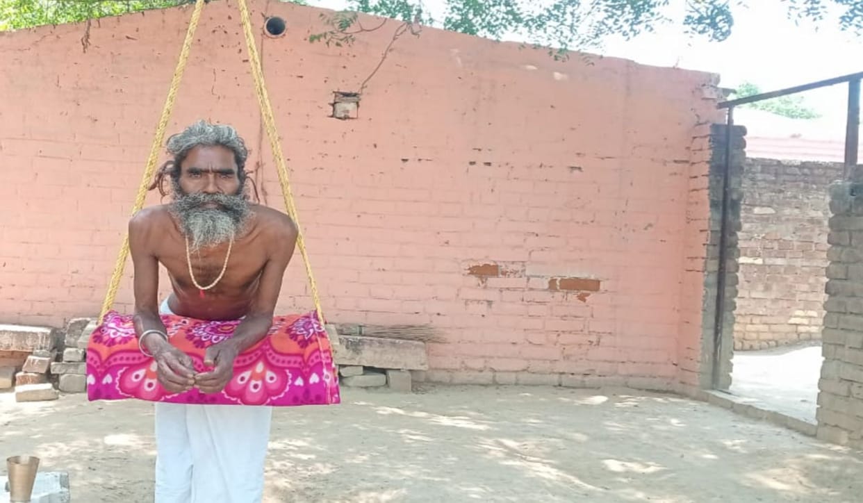Mahant Mathura Das took a pledge to give up food and perform penance while standing.