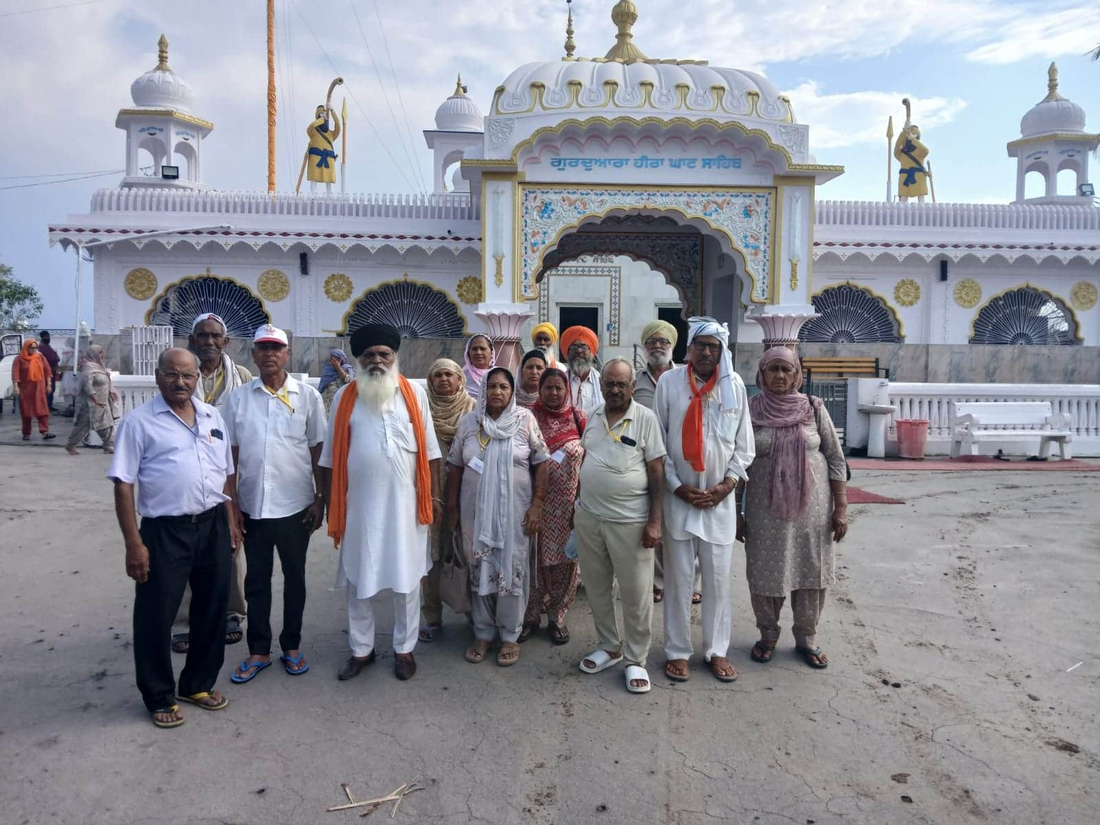 तख्त सचखंड श्री हजूर साहिब के दर्शन कर वापिस आते श्रद्धालु। सूचना विभाग