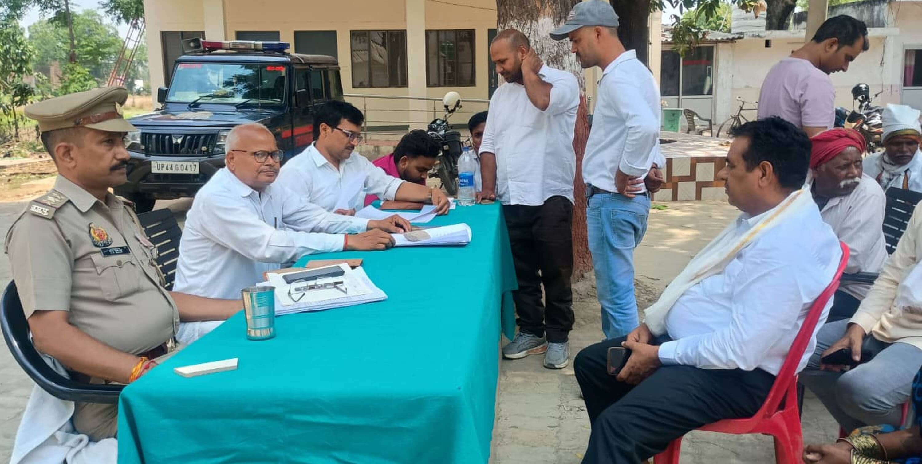 धम्मौर में शिकायत सुनाते फरियादी। संवाद