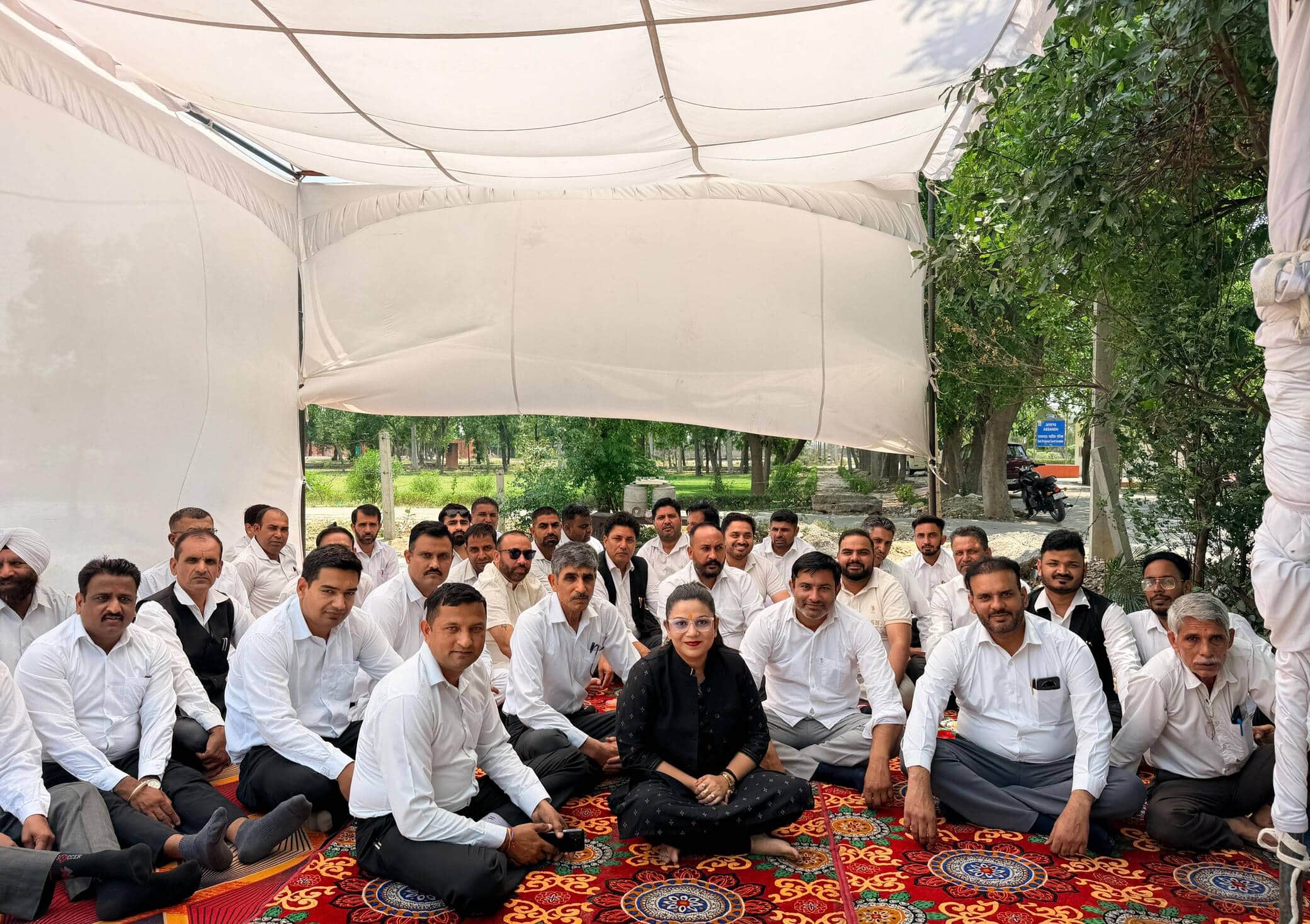 वकील के खिलाफ दर्ज हुई कथित झूठी एफआईआर के विरोध में धरने पर बैठे अधिवक्ता। संवाद