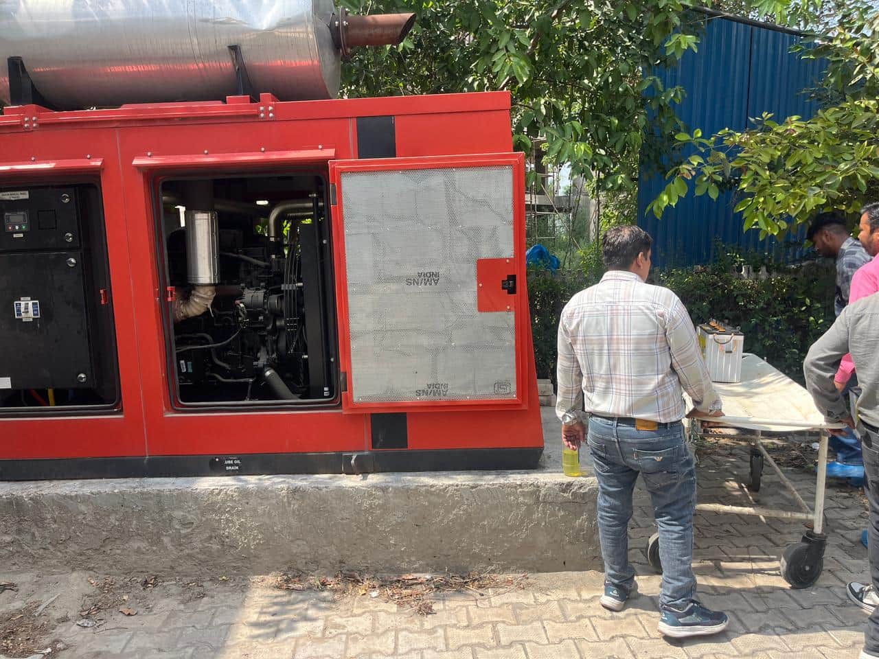 वीरवार को जिला नागरिक अस्पताल के जेनरेटर के न चलने पर नई बैटरी लगा कर उसे चालू करने का प्रयास क