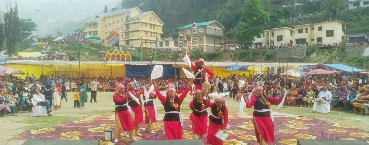 Women's Mandal Jaipur Juhdu winner and Kanda runner-up in tug of war at Aani fair