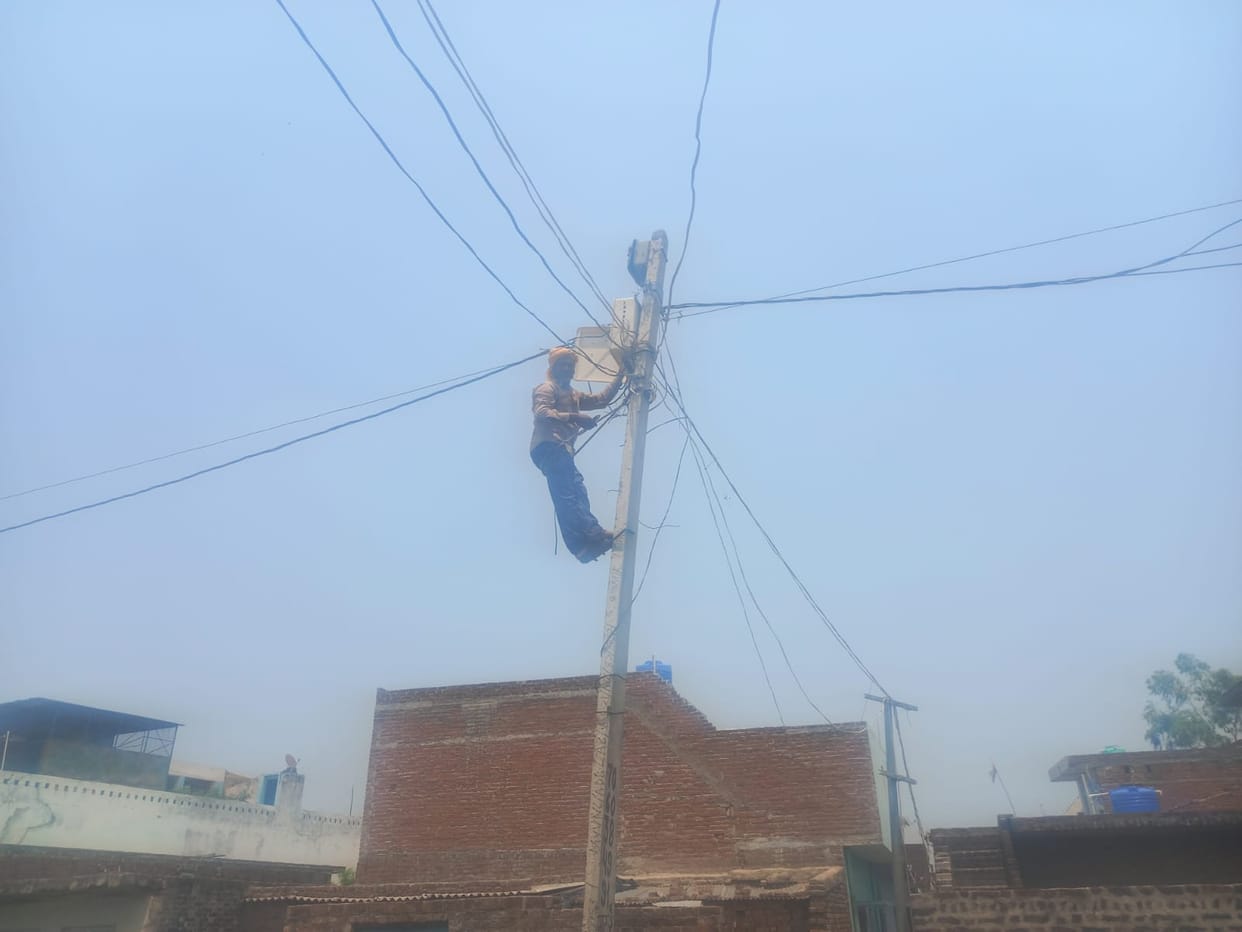 Electricity workers working without safety kits