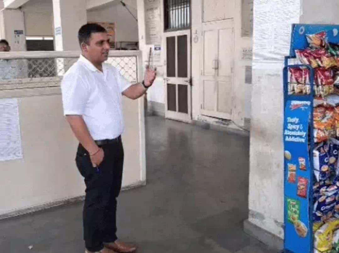 Bus stand parking charges are arbitrary... neither the rate slip nor the notice board was found.