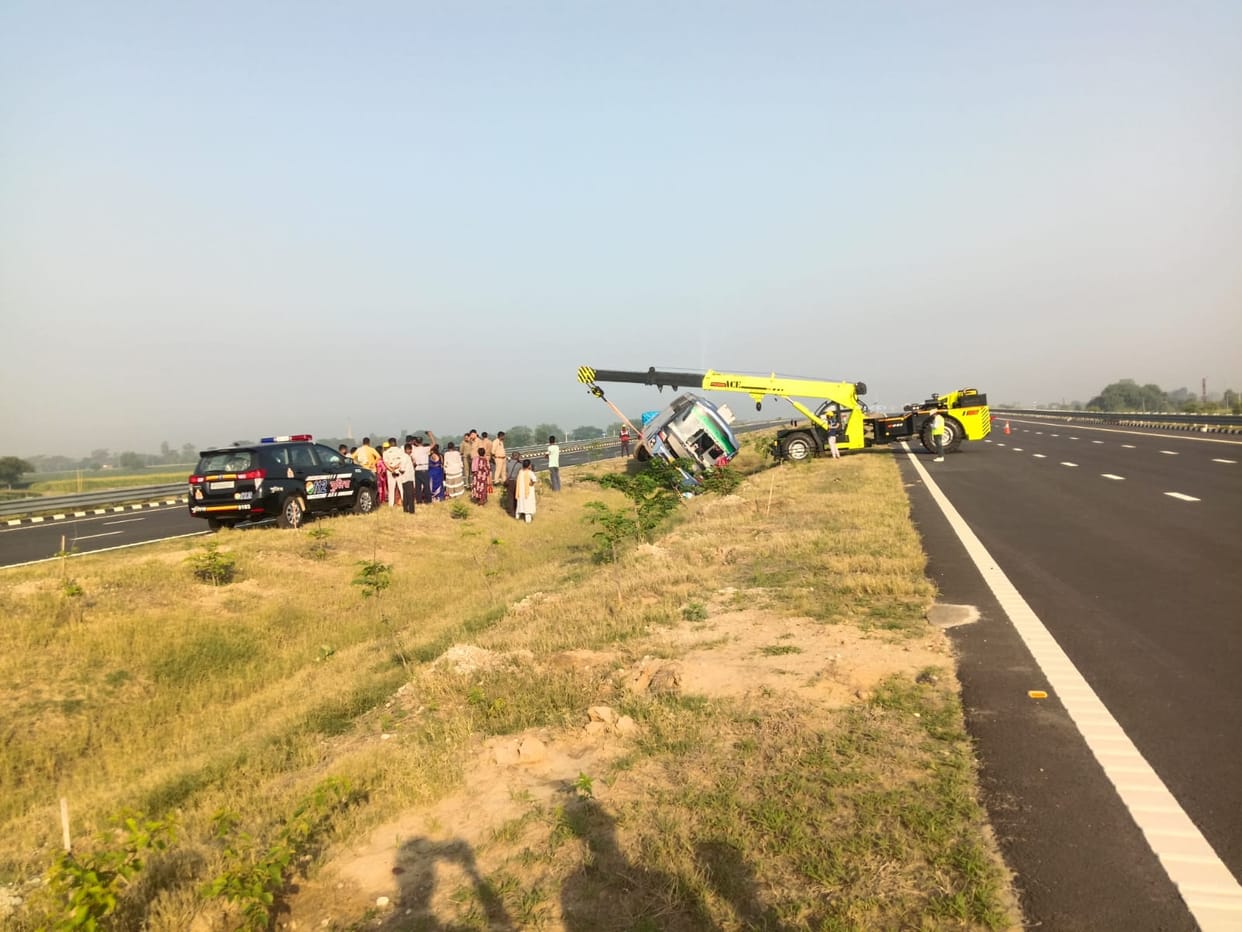 Tourist Bus Overturns on Ganga Expressway; Four Passengers Injured