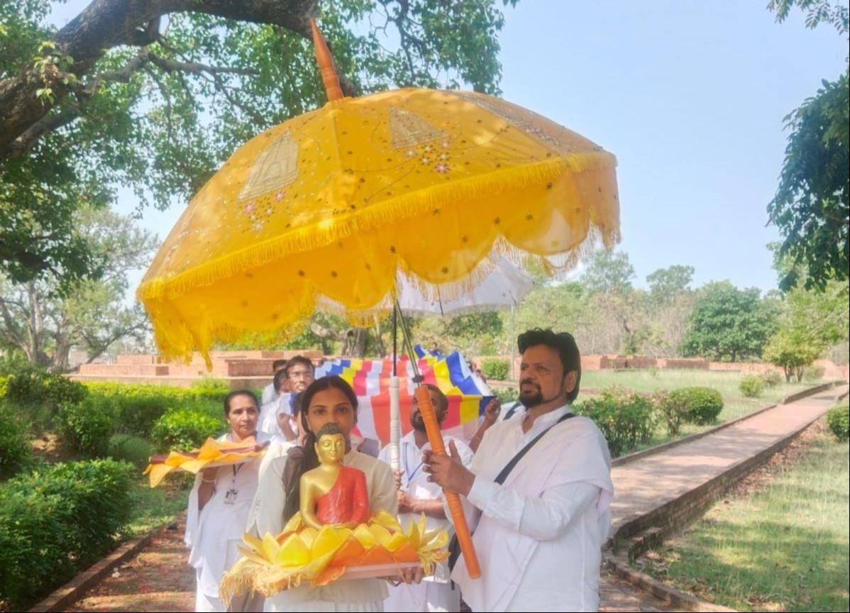 Followers worshipped the Bodhi tree