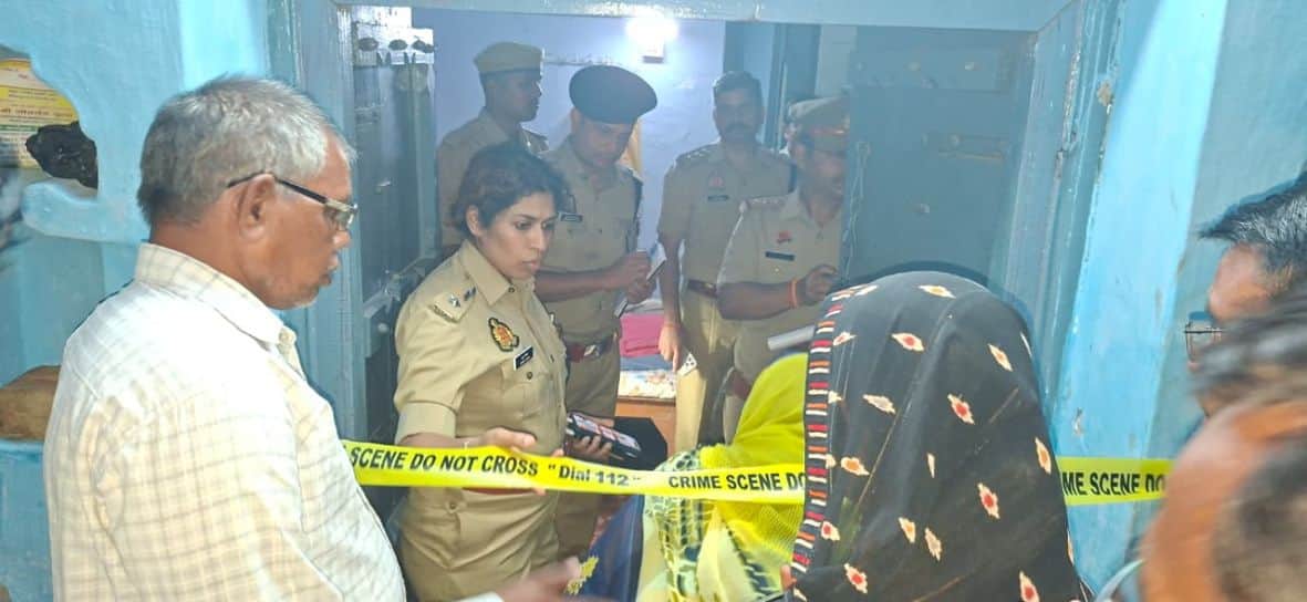   बंधुआकला के लंगड़ी गांव में निरीक्षण करतीं एसपी चारू निगम। स्रोत-पुलिस  