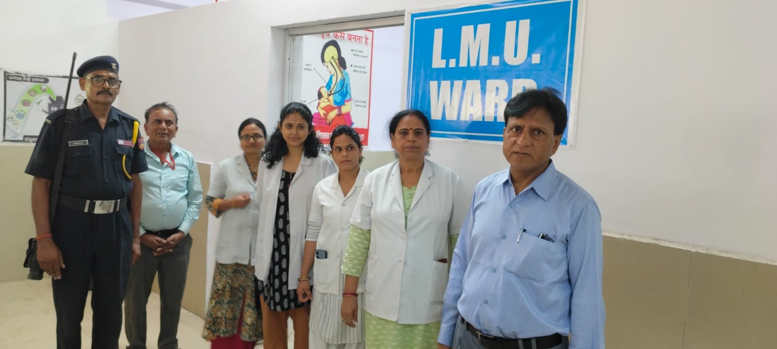 एलएमयू वार्ड परिसर में खड़े प्राचार्य डॉ. हरिओम कुमार सिंह व उनके साथ अन्य डॉक्टर। स्रोत: स्वय