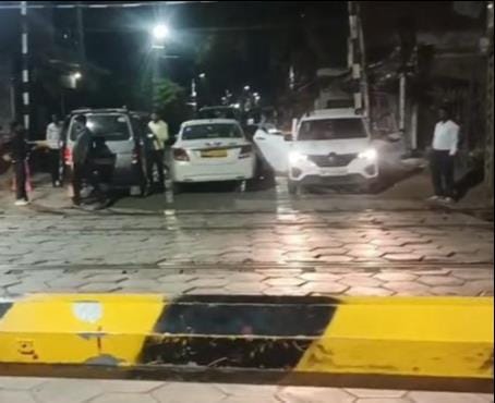 Cars get stuck between railway crossing gates, accident averted