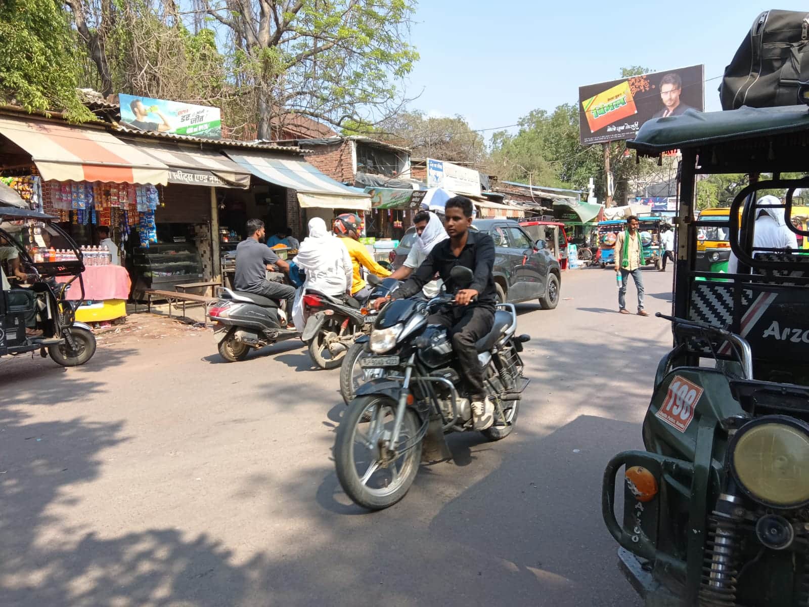 फोटो - 03 शहर के रोडवेज बस अड्डा रोड से निकलते लोग। संवाद