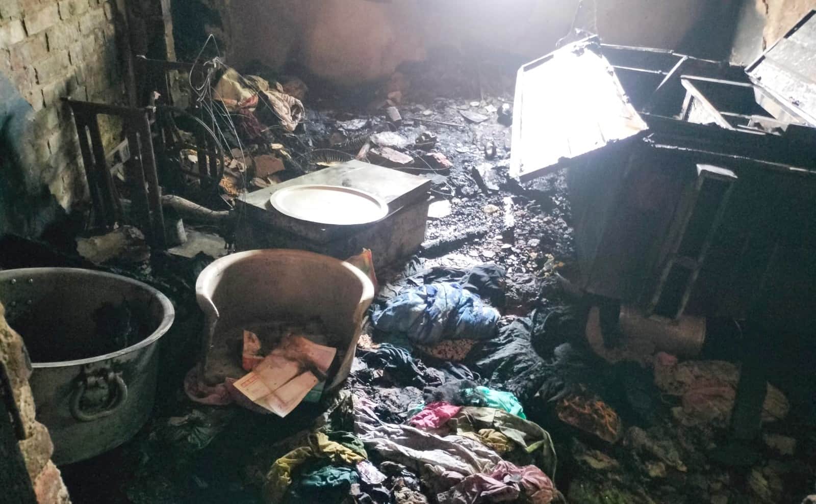 फोटो-15-बलरामपुर के बलुहा मोहल्ले में अग्निकांड में जला घर गृहस्थी का सामान ।-संवाद