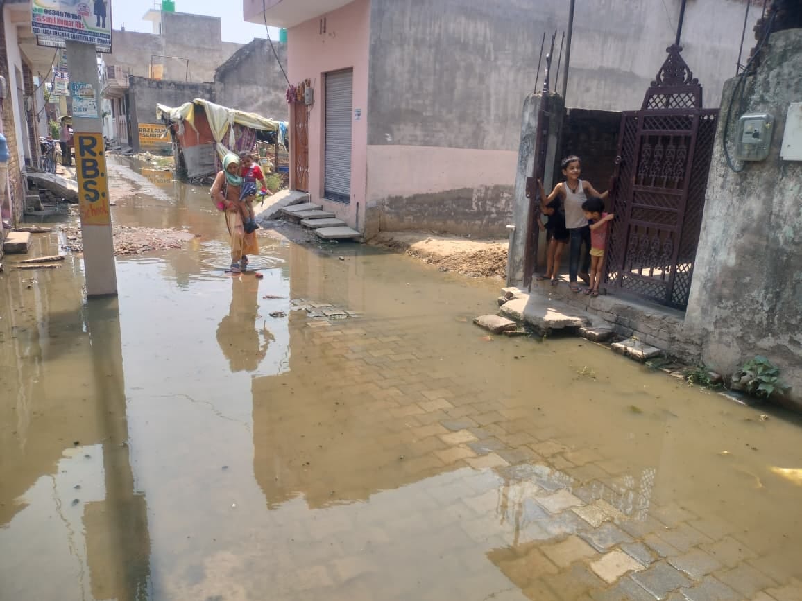 The road dug up for repair became a problem