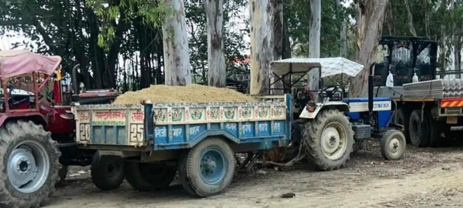 फोटो-22-बलरामपुर के ललिया थाने में खड़ी पकड़ी गई ट्रैक्टर ट्राली ।-संवाद