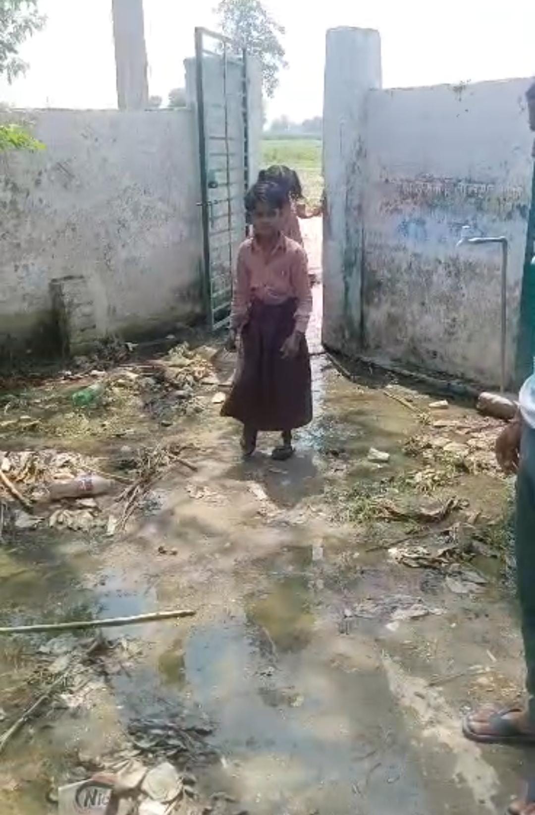 Sewer water filled in the primary school, children troubled