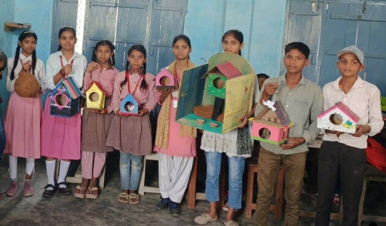 फोटो-40- अनुपयोगी सामग्री से पक्षियों के लिए बनाए गए घोसले दिखाते छात्र। स्रोत: शिक्षक