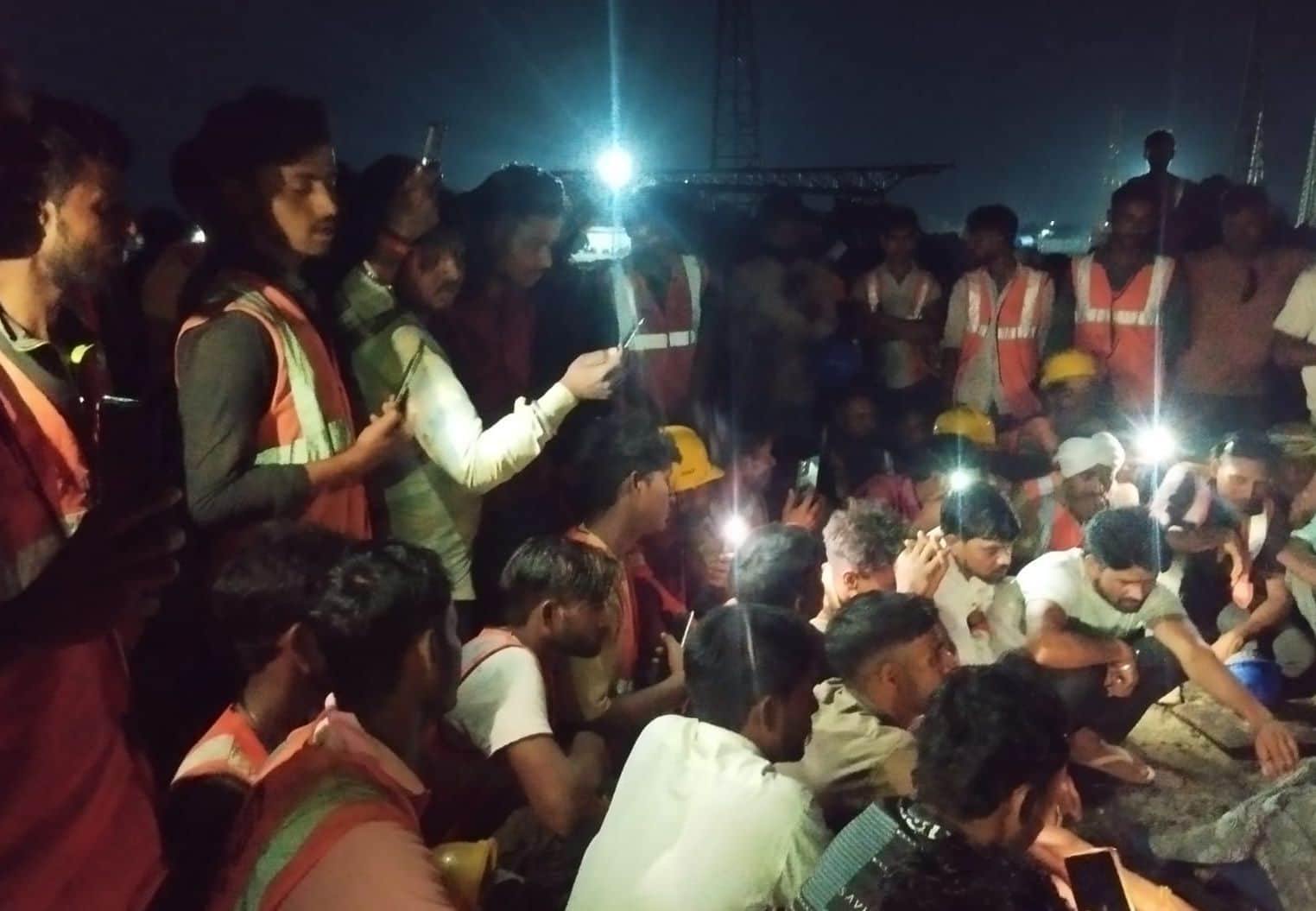 फोटो-50- देर रात तक शव को पोस्टमार्टम के लिए न ले जाने की जिद पर बैठे श्रमिक।  संवाद