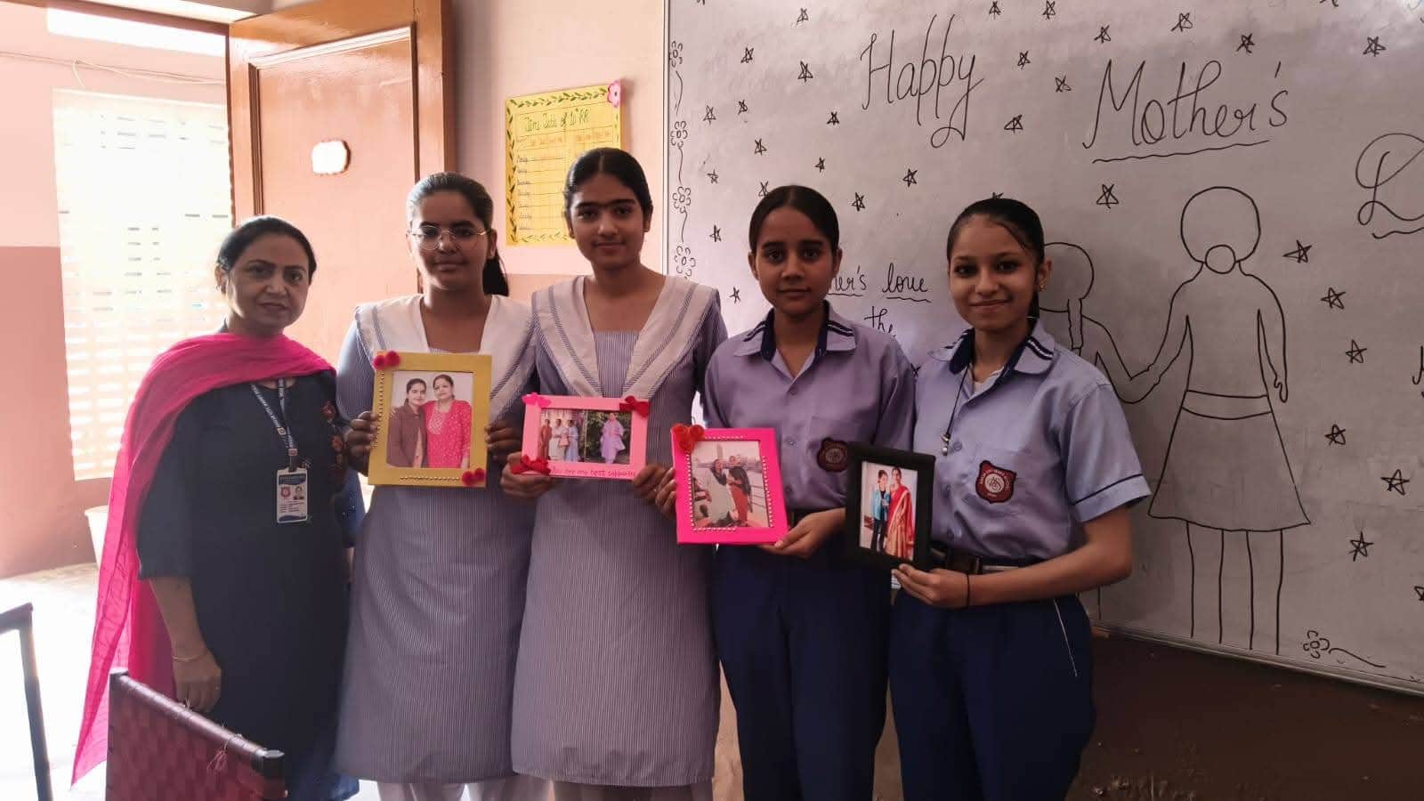 फोटो फ्रेम प्रतियोगिता में छात्राओं ने बनाया फ्रेम। संस्थान