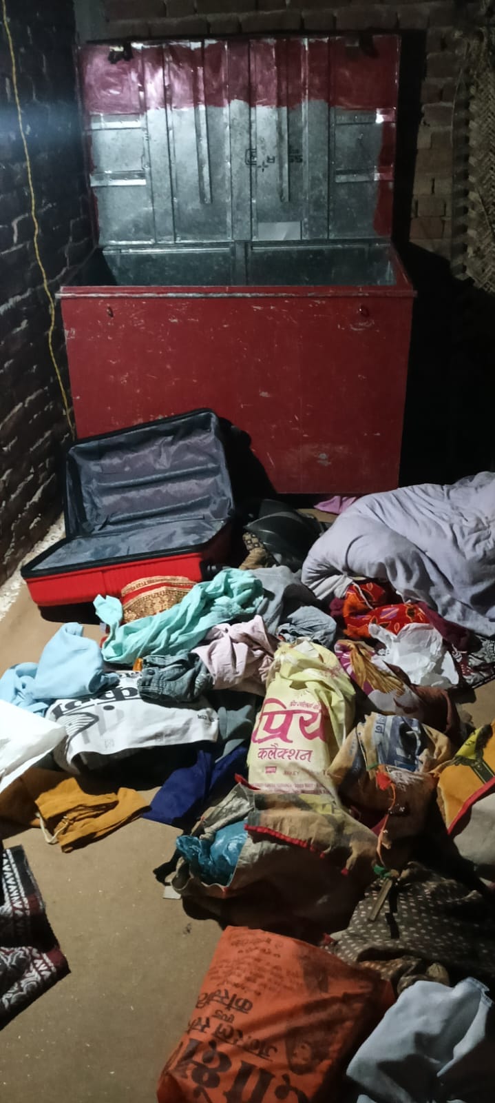 Jewellery worth lakhs stolen from two houses
