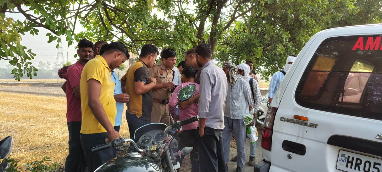 हादसे के बाद माैके पर पहुंच कर लोगों से पुछताछ करता पुलिस कर्मी। संवाद