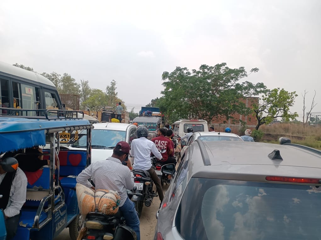 44 trains run in 24 hours, road narrows due to overbridge construction, causing traffic jams