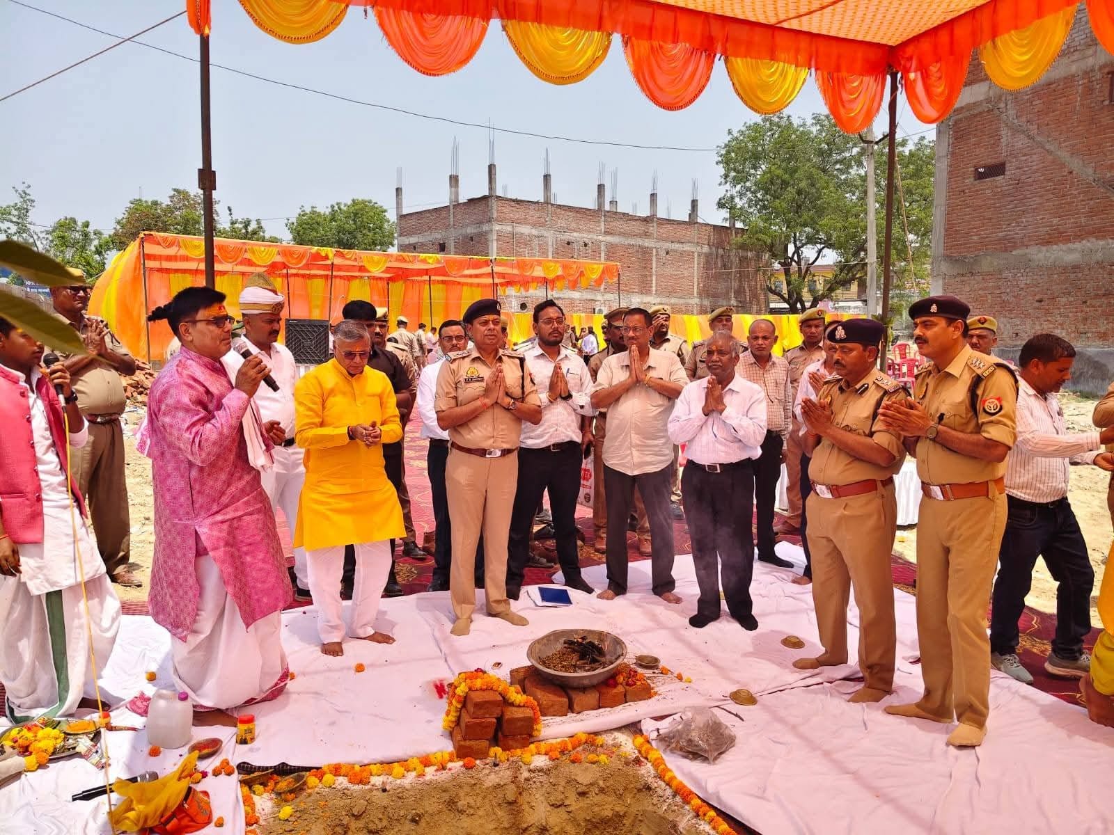 जिला कमांडेट भवन के लिए हवन पूजन कर शिलान्यास करते प्रदेश के स्वतंत्र प्रभार होमगार्ड्स एवं ना