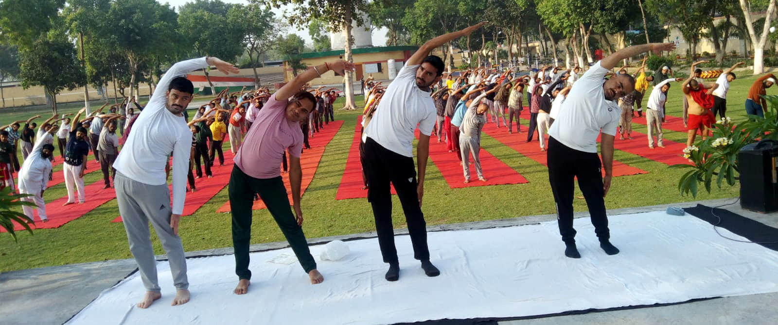  जिला कारागार में बंदियों और कैदियों को योग सिखाते आयुष विभाग के अधिकारी और कर्मचारी। स्वयं